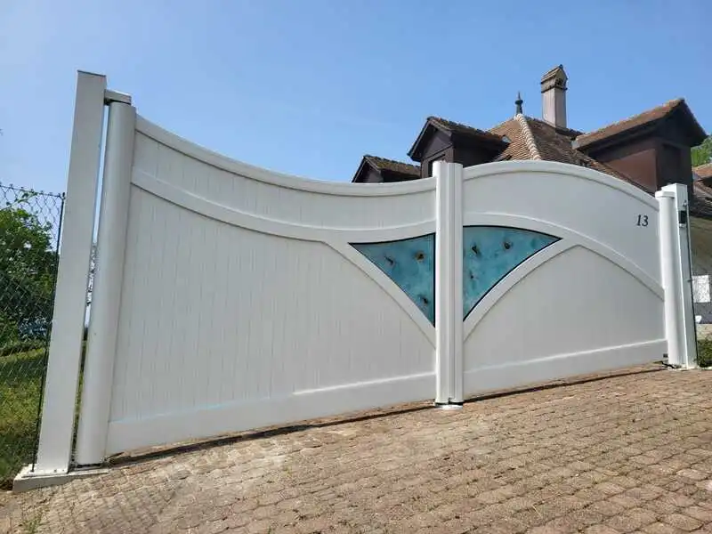 Portail blanc aluminium vitralux fermé